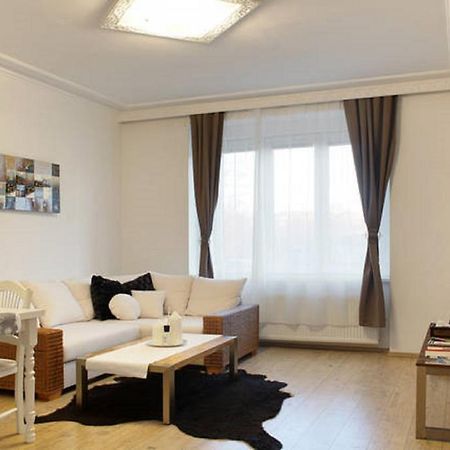 Apartment Argentinská 8 Praag Buitenkant foto