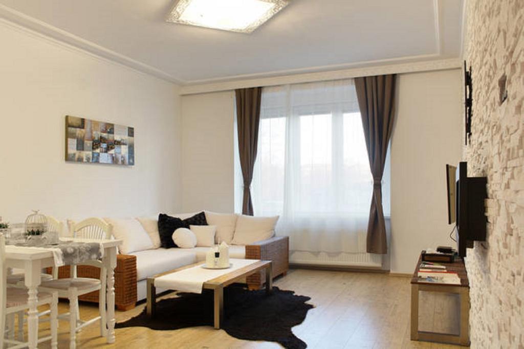 Apartment Argentinská 8 Praag Buitenkant foto