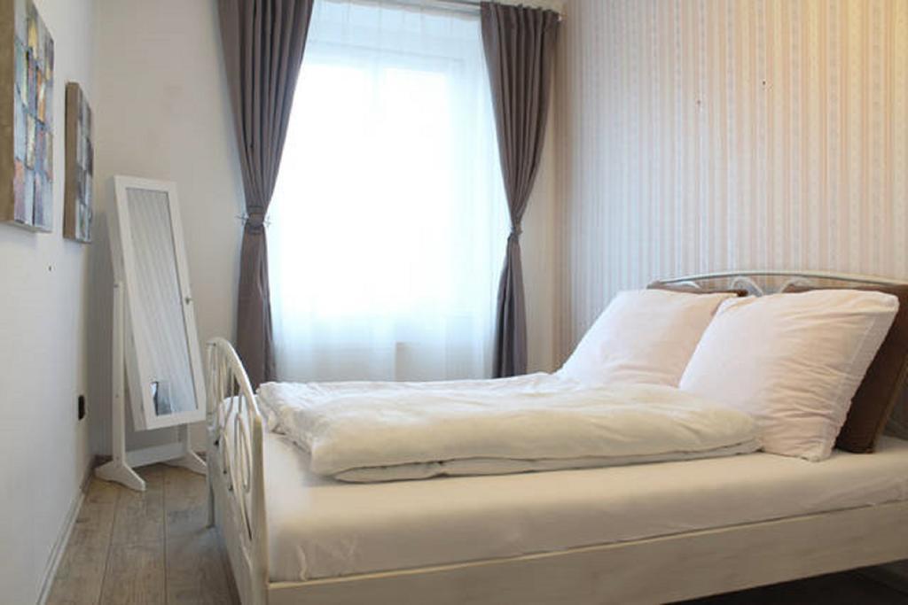 Apartment Argentinská 8 Praag Buitenkant foto