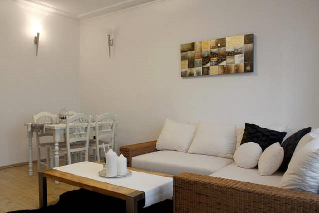 Apartment Argentinská 8 Praag Buitenkant foto